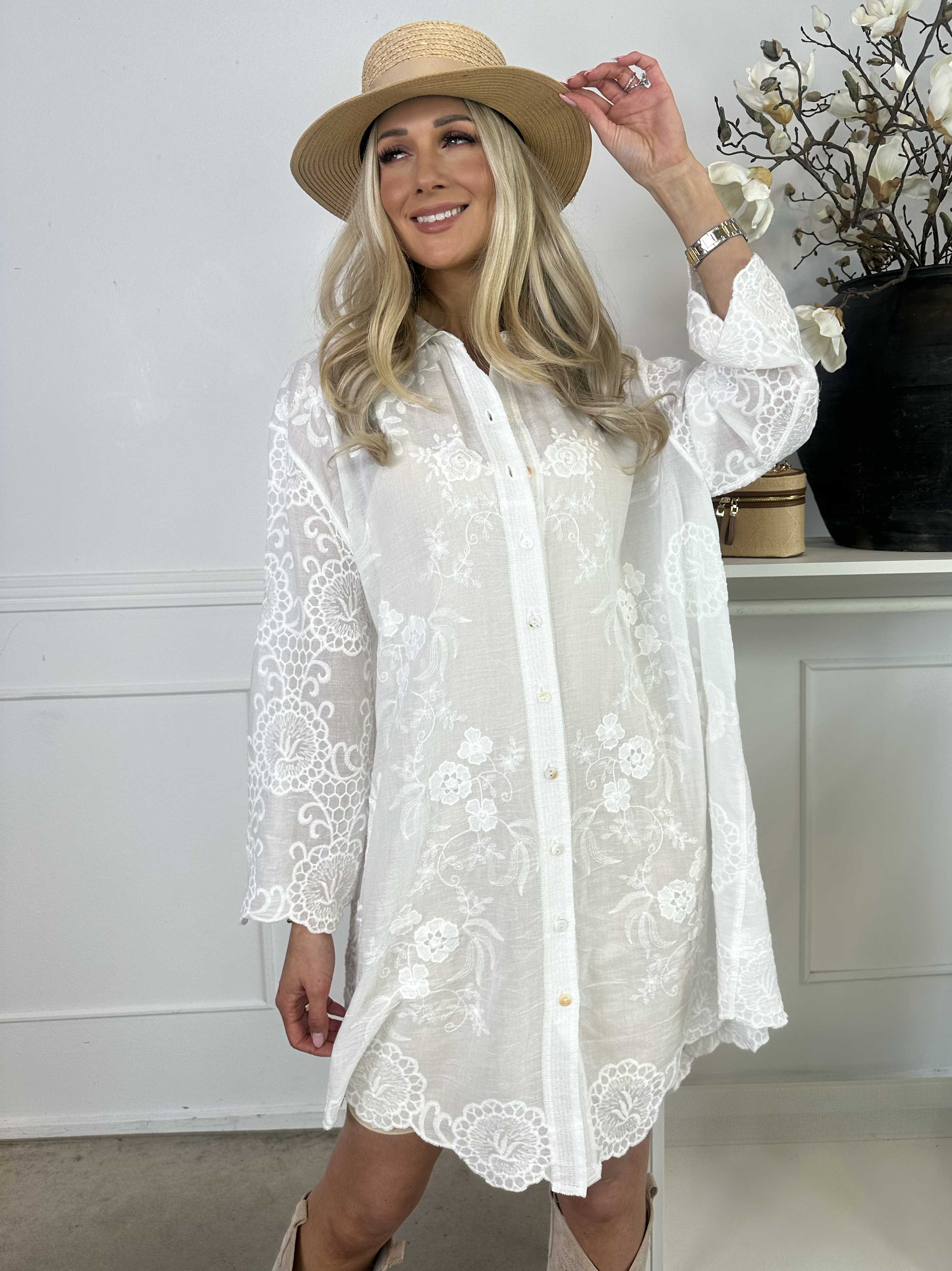 Cynthia - Sød skjorte i bomuld med fine broderinger